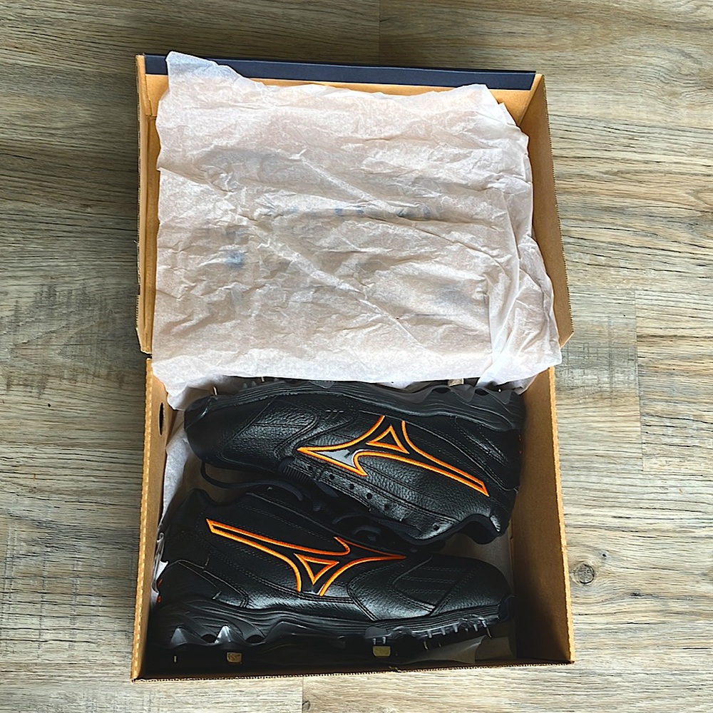 NIB Mizuno metal baseball cleats.